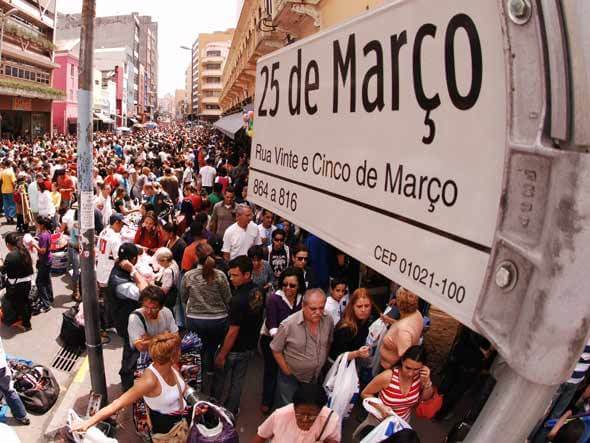 Rua 25 de março, importante centro comercial da cidade de São Paulo que evidencia o crescimento do setor terciário nas metrópoles brasileiras.